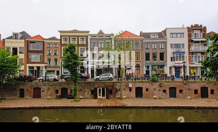 `oudegracht` Kanal in Utrecht, mit typisch holländischen Häusern, mit Kellern, die auf einem alten Kai ausfahren. Stockfoto